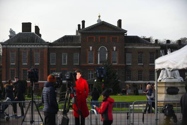 November 27, 2017 - London, United Kingdom - Media and people gathered outside Kensington Palace for the announcement of Prince Harry s engagement with American Actress Meghan Merkle, in London on November 27, 2017. Tony Appleton, from Chelmsford, Essex, was standing close to the TV crews in full town crier regalia, with a self-made scroll proclaiming the engagement. London United Kingdom  - ZUMAn230 20171127_zaa_n230_060 Copyright: xAlbertoxPezzalix