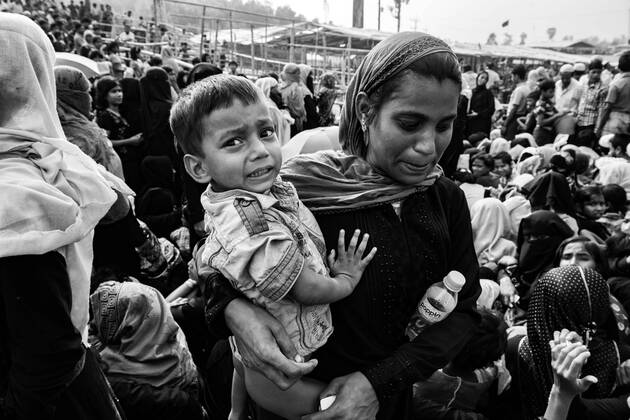 November 22, 2017 - Cox S Bazar, Cox s Bazar, Bangladesh - A Rohingya refugee woman with her young child and others waits to receive food aid from a local NGO at the Balukhali refugee camp near Cox s Bazar, Bangladesh, November 22, 2017. Cox S Bazar Bangladesh  - ZUMAn230 20171122_zaa_n230_878 Copyright: xSzymonxBarylskix