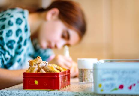 Kaprun THEME PICTURES Gingerbread cookies in star shape behind them decorated a girl biscuits on 03 December 2017 Kaprun Oesterreich Gingerbread biscuits in star shape behind which a girl decorates biscuits on 2017 12 03 Kaprun Austria  EX_JFK