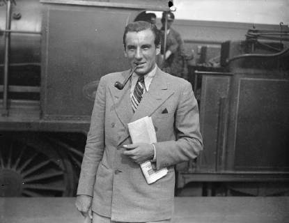 Fred Perry leaves for America from Waterloo . 7 August 1935, London United Kingdom England Copyright: Topfoto  !ACHTUNG AUFNAHMEDATUM GESCHÄTZT! UnitedArchivesEU039222