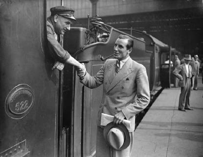 Fred Perry leaves for America from Waterloo . 7 August 1935, London United Kingdom England Copyright: Topfoto  !ACHTUNG AUFNAHMEDATUM GESCHÄTZT! UnitedArchivesEU039270