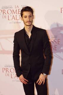 La Promesse de l Aube Premiere in Paris Pierre Niney CELEBRITES : Avant Premiere la Promesse de l Aube - Paris - 12 12 2017 MichaelBaucher Panoramic 