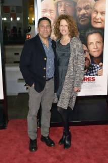 Oscar Nunez with wife Ursula Whittaker at the premiere of the movie Father Figures Who is Daddy at TCL Chinese Theater Hollywood Los Angeles 13 12 2017 Foto:xD.xStarbuckx xFuturexImage