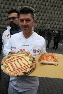 Neapel feiert Auszeichnung von Pizza als UNESCO-Weltkulturerbe Naples :UNESCO recognition free pizza Naples free pizza in the square to celebrate Unesco Recognition After the recognition of the Arte del pizzaiuolo napoletano come Patrimonio immateriale dell Umanità , Naples is again the protagonist with Napoli Pizza Village & Friends per l Unesco- Special Edition: in Piazza del Gesù, the final verdict of the commission is celebrated Unesco.Party in Naples after the UNESCO recognition that declared Arte del pizzaiuolo napoletano come Patrimonio immateriale dell Umanità . To celebrate, in Piazza Del Gesù, free pizza for neapolitans and tourists made by pizza makers. Naples Campania Napoli Italy  SalvatorexEsposito