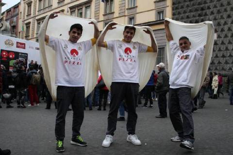 Neapel feiert Auszeichnung von Pizza als UNESCO-Weltkulturerbe Naples :UNESCO recognition free pizza Naples free pizza in the square to celebrate Unesco Recognition After the recognition of the Arte del pizzaiuolo napoletano come Patrimonio immateriale dell Umanità , Naples is again the protagonist with Napoli Pizza Village & Friends per l Unesco- Special Edition: in Piazza del Gesù, the final verdict of the commission is celebrated Unesco.Party in Naples after the UNESCO recognition that declared Arte del pizzaiuolo napoletano come Patrimonio immateriale dell Umanità . To celebrate, in Piazza Del Gesù, free pizza for neapolitans and tourists made by pizza makers. Naples Campania Napoli Italy  SalvatorexEsposito