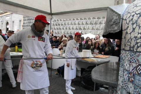 Neapel feiert Auszeichnung von Pizza als UNESCO-Weltkulturerbe Naples :UNESCO recognition free pizza Naples free pizza in the square to celebrate Unesco Recognition After the recognition of the Arte del pizzaiuolo napoletano come Patrimonio immateriale dell Umanità , Naples is again the protagonist with Napoli Pizza Village & Friends per l Unesco- Special Edition: in Piazza del Gesù, the final verdict of the commission is celebrated Unesco.Party in Naples after the UNESCO recognition that declared Arte del pizzaiuolo napoletano come Patrimonio immateriale dell Umanità . To celebrate, in Piazza Del Gesù, free pizza for neapolitans and tourists made by pizza makers. Naples Campania Napoli Italy  SalvatorexEsposito