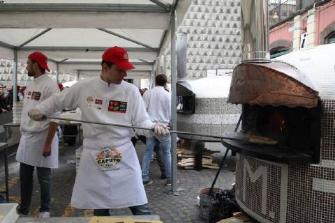 Neapel feiert Auszeichnung von Pizza als UNESCO-Weltkulturerbe Naples :UNESCO recognition free pizza Naples free pizza in the square to celebrate Unesco Recognition After the recognition of the Arte del pizzaiuolo napoletano come Patrimonio immateriale dell Umanità , Naples is again the protagonist with Napoli Pizza Village & Friends per l Unesco- Special Edition: in Piazza del Gesù, the final verdict of the commission is celebrated Unesco.Party in Naples after the UNESCO recognition that declared Arte del pizzaiuolo napoletano come Patrimonio immateriale dell Umanità . To celebrate, in Piazza Del Gesù, free pizza for neapolitans and tourists made by pizza makers. Naples Campania Napoli Italy  SalvatorexEsposito