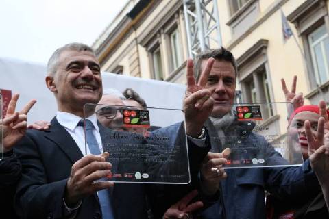 Neapel feiert Auszeichnung von Pizza als UNESCO-Weltkulturerbe Naples :UNESCO recognition free pizza Naples free pizza in the square to celebrate Unesco Recognition After the recognition of the Arte del pizzaiuolo napoletano come Patrimonio immateriale dell Umanità , Naples is again the protagonist with Napoli Pizza Village & Friends per l Unesco- Special Edition: in Piazza del Gesù, the final verdict of the commission is celebrated Unesco.Party in Naples after the UNESCO recognition that declared Arte del pizzaiuolo napoletano come Patrimonio immateriale dell Umanità . To celebrate, in Piazza Del Gesù, free pizza for neapolitans and tourists made by pizza makers.In picture: in order R to L: Jimmy Ghione,anchorman and journalist, Alfonso Pecoraro Scanio,promoter of the world petition pizzaUnesco. Naples Campania Napoli Italy  SalvatorexEsposito