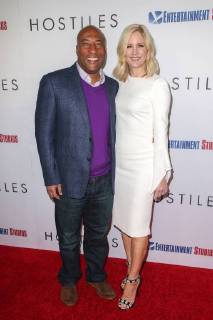 Byron Allen and his wife Jennifer Lucas at the Hostiles movie premiere on 14 12 2017 in Beverly Hills Los Angeles Hostiles movie premiere in Los Angeles 2017