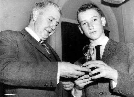 As part of an International Edison birthday celebration, 8 young science students presented a replica of the great inventor s 1st light bulb to Dr James R. Killian Jr, special Assistant to the President for Science. Presentation was made at the White House by 14-year-old William Finn (right), of Clifton, New Jersey, on the 111th anniversary of Edison s birth. 11th February 1958, Washington D.C. United States Copyright: Topfoto  !ACHTUNG AUFNAHMEDATUM GESCHÄTZT! UnitedArchives1327398
