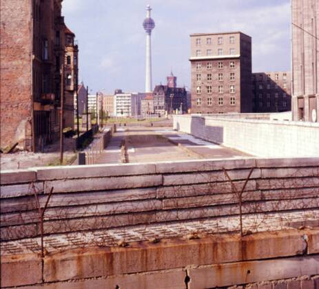 Berlin GER Berlin shooting ca 1969 Strassenzene wall history view from West Berlin to the TV Tower at Alexanderplatz Rotes Rathaus