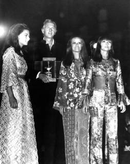 French designer Hubert de Givenchy pictured with actresses (left to right) Princess Ira Furstenberg , France s Claudine Auger and Italy s Elsa Martinelli , after he had been presented with the Golden Tiberius award as the best deisgner at the Maremoda Sea Fashion Show on the Isle of Capri , 12 September . Many famous stars and members of the European jet set attended the show . 14 September 1969, Italy Copyright: Topfoto  !ACHTUNG AUFNAHMEDATUM GESCHÄTZT! UnitedArchives1346105