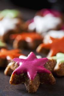 Home-baked coloured cinnamon stars  CSF28541