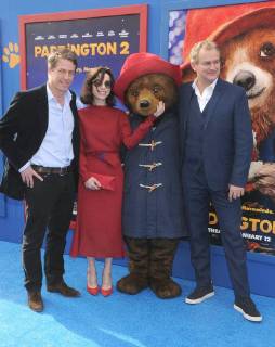 Bilder des Tages January 6, 2018 - Los Angeles, California, United States - January 6th 2018 - Los Angeles, California USA - Actor HUGH GRANT, Actress SALLY HAWKINS, HUGH BONNEVILLE at Paddington 2 Premiere held at the Regency Village Theater, Westwood, CA. Los Angeles United States - ZUMAf05_ 20180106_zaf_f05_052 Copyright: xPaulxFentonx