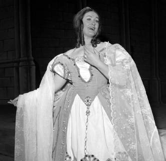 17 MARCH 1964 JOAN SUTHERLAND, AUSTRALIAN SOPRANO, AS ELVIRA IN I PURITANI BY BELLINI , DIRECTED BY FRANCO ZEFFIRELLI , AT THE ROYAL OPERA HOUSE IN COVENT GARDEN, LONDON, ENGLAND., London United Kingdom England Copyright: Topfoto  UnitedArchivesIPU473467