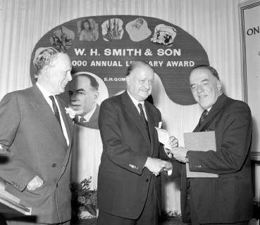PROFESSOR ERNST GOMBRICH, DAVID SMITH AND RICHARD AUSSTEN BUTLER IN LONDON ; 20 OCTOBER 1964, Copyright: Topfoto  UnitedArchivesIPU486811