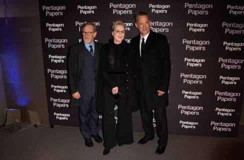 Pentagon Papers Premiere in Paris Steven Spielberg ( realisateur ) - Meryl Streep ( actrice ) - Tom Hanks ( acteur ) CELEBRITES : Avant premiere du film PENTAGON PAPERS - Paris - 13 01 2018 FedericoPestellini Panoramic 