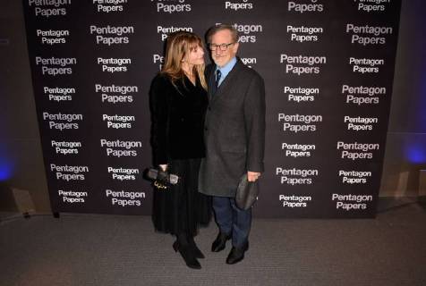 Steven Spielberg ( realisateur ) et sa femme ( Kate Capshaw ) CELEBRITES : Avant premiere du film PENTAGON PAPERS - Paris - 13 01 2018 FedericoPestellini Panoramic 