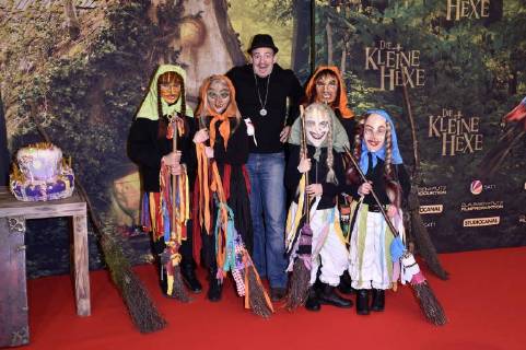 Tom from the ISAR River with the Kirchseeon witches at the premiere of the movie the little witch in the Mathäser Filmpalast in Munich 21 01 2018 Foto:xP.xSchönbergerx xFuturexImage