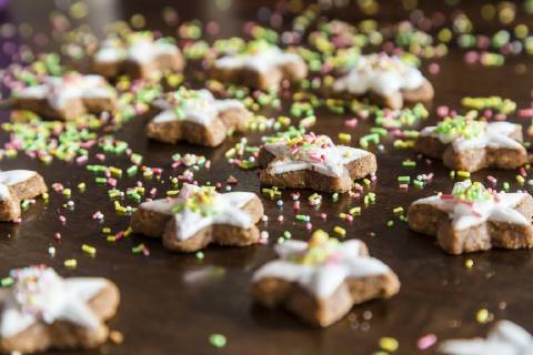 Cinnamon stars with coloured sugar granules  SARF03452