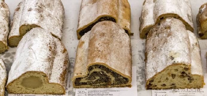 Tunnel test in Western Pomerania which takes traditional tunnel test every year before the start of the advent season in Stralsund instead of the craft bakers from Mecklenburg-Vorpommern Christmas butter and almond Stollen imagine the jury with poppy seeds