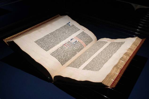 Der 2. Teil der Gutenbergbibel (Shuckburgh-Exemplar, gedruckt zwischen 1452-1455) am 17.01.2018 in einer Vitrine im Johannes-Gutenberg-Museum in Mainz. Kaum eine andere Erfindung hat die Welt so sehr veraendert wie die des Mainzer Kaufmannssohns Johannes Gutenberg. Ohne den Buchdruck waeren viele historische Entwicklungen der Neuzeit undenkbar. Die ersten kommerziellen Erfolge erzielte er ausgerechnet mit Ablassbriefen. Im Auftrag der katholischen Kirche produzierte der Mainzer Johannes Gutenberg die beruechtigten Bescheinigungen, die den Kaeufern pauschal Vergebung aller ihrer Suenden versprachen. Zum Einsatz kam eine revolutionaere Technologie, die der Tueftler zuvor in jahrelanger Arbeit ausgefeilt hatte. Gutenberg gilt als Erfinder des Buchdrucks mit beweglichen Lettern. Am 3. Februar jaehrt sich zum 550. Mal sein Todestag. (Siehe epd Copyright: epd-bild AndreaxEnderlein EDITORIAL USE ONLY