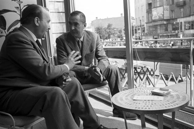 Filmmakers in conversation at the Berlinale in 1951 1 International Film Festival Berlin Berlin 07 06 1951 Foto:xFilmweltx xFuturexImage