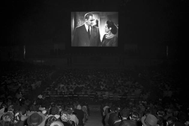 Fimfans at a movie screening in the Waldbühne to Berlinale in 1951 1 International Film Festival Berlin Berlin 10 06 1951 Foto:xFilmweltx xFuturexImage