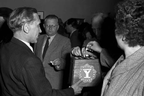 Voting at the Berlinale in 1951 1 International Film Festival Berlin Berlin 12 06 1951 Foto:xFilmweltx xFuturexImage