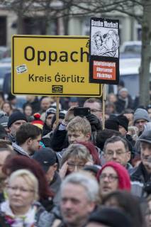 Anti-Asyl Demo in Cottbus DEU Brandenburg Cottbus: Â Am Sonnabend erlebte Cottbus gleich zwei große Demos, darunter auch eine Rechte Anti-Asyl Demo, zu der der Verein Zukunft Heimat und die mit ihr eng verbundene Brandenburger Alternative für Deutschland (AfD) aufgerufen haben. Das rechtsextreme Milieu nutzt die Gewalttätigkeit einiger junger Syrer anfang des Jahres in Cottbus nun für eine massive Kampagne gegen die Flüchtlingsaufnahme. Lange fehlte ihnen dafür ein nennenswerter Zuspruch. Dabei arbeitet der Verein schon lange mit der völkisch-nationalistischen bundesweiten Sammlungsbewegung Ein Prozent, mit der Pegida-Bewegung in Dresden und auch mit der vom Verfassungsschutz beobachteten Identitären Bewegung zusammen. Zukunft Heimat ist das Bindeglied vom populistischen bis ins rechtsextreme Milieu