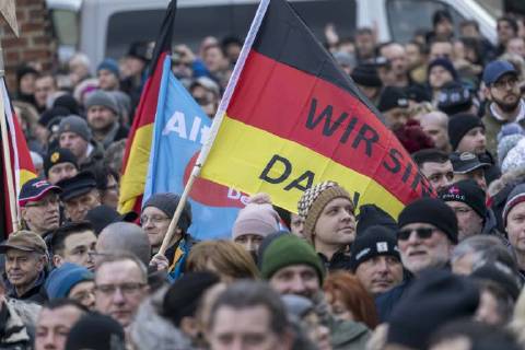 Anti-Asyl Demo in Cottbus DEU Brandenburg Cottbus: Â Am Sonnabend erlebte Cottbus gleich zwei große Demos, darunter auch eine Rechte Anti-Asyl Demo, zu der der Verein Zukunft Heimat und die mit ihr eng verbundene Brandenburger Alternative für Deutschland (AfD) aufgerufen haben. Das rechtsextreme Milieu nutzt die Gewalttätigkeit einiger junger Syrer anfang des Jahres in Cottbus nun für eine massive Kampagne gegen die Flüchtlingsaufnahme. Lange fehlte ihnen dafür ein nennenswerter Zuspruch. Dabei arbeitet der Verein schon lange mit der völkisch-nationalistischen bundesweiten Sammlungsbewegung Ein Prozent, mit der Pegida-Bewegung in Dresden und auch mit der vom Verfassungsschutz beobachteten Identitären Bewegung zusammen. Zukunft Heimat ist das Bindeglied vom populistischen bis ins rechtsextreme Milieu