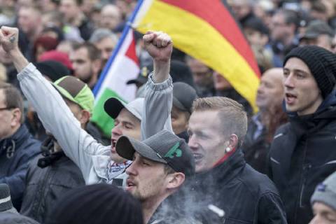 Anti-Asyl Demo in Cottbus DEU Brandenburg Cottbus: Â Am Sonnabend erlebte Cottbus gleich zwei große Demos, darunter auch eine Rechte Anti-Asyl Demo, zu der der Verein Zukunft Heimat und die mit ihr eng verbundene Brandenburger Alternative für Deutschland (AfD) aufgerufen haben. Das rechtsextreme Milieu nutzt die Gewalttätigkeit einiger junger Syrer anfang des Jahres in Cottbus nun für eine massive Kampagne gegen die Flüchtlingsaufnahme. Lange fehlte ihnen dafür ein nennenswerter Zuspruch. Dabei arbeitet der Verein schon lange mit der völkisch-nationalistischen bundesweiten Sammlungsbewegung Ein Prozent, mit der Pegida-Bewegung in Dresden und auch mit der vom Verfassungsschutz beobachteten Identitären Bewegung zusammen. Zukunft Heimat ist das Bindeglied vom populistischen bis ins rechtsextreme Milieu