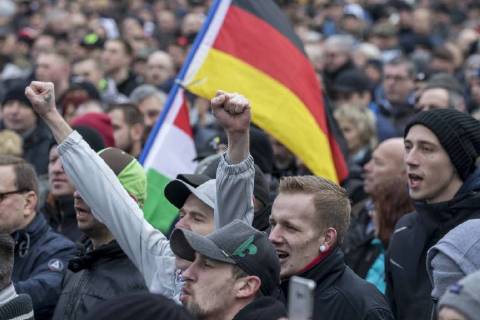 Anti-Asyl Demo in Cottbus DEU Brandenburg Cottbus: Â Am Sonnabend erlebte Cottbus gleich zwei große Demos, darunter auch eine Rechte Anti-Asyl Demo, zu der der Verein Zukunft Heimat und die mit ihr eng verbundene Brandenburger Alternative für Deutschland (AfD) aufgerufen haben. Das rechtsextreme Milieu nutzt die Gewalttätigkeit einiger junger Syrer anfang des Jahres in Cottbus nun für eine massive Kampagne gegen die Flüchtlingsaufnahme. Lange fehlte ihnen dafür ein nennenswerter Zuspruch. Dabei arbeitet der Verein schon lange mit der völkisch-nationalistischen bundesweiten Sammlungsbewegung Ein Prozent, mit der Pegida-Bewegung in Dresden und auch mit der vom Verfassungsschutz beobachteten Identitären Bewegung zusammen. Zukunft Heimat ist das Bindeglied vom populistischen bis ins rechtsextreme Milieu