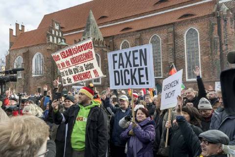 Anti-Asyl Demo in Cottbus DEU Brandenburg Cottbus: Â Am Sonnabend erlebte Cottbus gleich zwei große Demos, darunter auch eine Rechte Anti-Asyl Demo, zu der der Verein Zukunft Heimat und die mit ihr eng verbundene Brandenburger Alternative für Deutschland (AfD) aufgerufen haben. Das rechtsextreme Milieu nutzt die Gewalttätigkeit einiger junger Syrer anfang des Jahres in Cottbus nun für eine massive Kampagne gegen die Flüchtlingsaufnahme. Lange fehlte ihnen dafür ein nennenswerter Zuspruch. Dabei arbeitet der Verein schon lange mit der völkisch-nationalistischen bundesweiten Sammlungsbewegung Ein Prozent, mit der Pegida-Bewegung in Dresden und auch mit der vom Verfassungsschutz beobachteten Identitären Bewegung zusammen. Zukunft Heimat ist das Bindeglied vom populistischen bis ins rechtsextreme Milieu