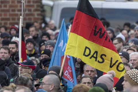 Anti-Asyl Demo in Cottbus DEU Brandenburg Cottbus: Â Am Sonnabend erlebte Cottbus gleich zwei große Demos, darunter auch eine Rechte Anti-Asyl Demo, zu der der Verein Zukunft Heimat und die mit ihr eng verbundene Brandenburger Alternative für Deutschland (AfD) aufgerufen haben. Das rechtsextreme Milieu nutzt die Gewalttätigkeit einiger junger Syrer anfang des Jahres in Cottbus nun für eine massive Kampagne gegen die Flüchtlingsaufnahme. Lange fehlte ihnen dafür ein nennenswerter Zuspruch. Dabei arbeitet der Verein schon lange mit der völkisch-nationalistischen bundesweiten Sammlungsbewegung Ein Prozent, mit der Pegida-Bewegung in Dresden und auch mit der vom Verfassungsschutz beobachteten Identitären Bewegung zusammen. Zukunft Heimat ist das Bindeglied vom populistischen bis ins rechtsextreme Milieu
