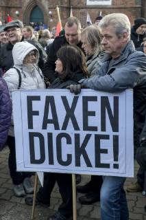 Anti-Asyl Demo in Cottbus DEU Brandenburg Cottbus: Â Am Sonnabend erlebte Cottbus gleich zwei große Demos, darunter auch eine Rechte Anti-Asyl Demo, zu der der Verein Zukunft Heimat und die mit ihr eng verbundene Brandenburger Alternative für Deutschland (AfD) aufgerufen haben. Das rechtsextreme Milieu nutzt die Gewalttätigkeit einiger junger Syrer anfang des Jahres in Cottbus nun für eine massive Kampagne gegen die Flüchtlingsaufnahme. Lange fehlte ihnen dafür ein nennenswerter Zuspruch. Dabei arbeitet der Verein schon lange mit der völkisch-nationalistischen bundesweiten Sammlungsbewegung Ein Prozent, mit der Pegida-Bewegung in Dresden und auch mit der vom Verfassungsschutz beobachteten Identitären Bewegung zusammen. Zukunft Heimat ist das Bindeglied vom populistischen bis ins rechtsextreme Milieu