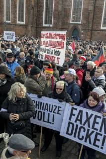 Anti-Asyl Demo in Cottbus DEU Brandenburg Cottbus: Â Am Sonnabend erlebte Cottbus gleich zwei große Demos, darunter auch eine Rechte Anti-Asyl Demo, zu der der Verein Zukunft Heimat und die mit ihr eng verbundene Brandenburger Alternative für Deutschland (AfD) aufgerufen haben. Das rechtsextreme Milieu nutzt die Gewalttätigkeit einiger junger Syrer anfang des Jahres in Cottbus nun für eine massive Kampagne gegen die Flüchtlingsaufnahme. Lange fehlte ihnen dafür ein nennenswerter Zuspruch. Dabei arbeitet der Verein schon lange mit der völkisch-nationalistischen bundesweiten Sammlungsbewegung Ein Prozent, mit der Pegida-Bewegung in Dresden und auch mit der vom Verfassungsschutz beobachteten Identitären Bewegung zusammen. Zukunft Heimat ist das Bindeglied vom populistischen bis ins rechtsextreme Milieu