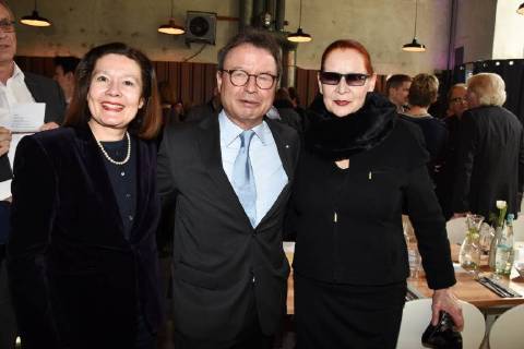 Dr Carolin Kalim FFF new Geschaefftsfuehrerin Prof Dr Klaus Schäfer FFF Prof Katharina Sieverding Munich 31 01 18 electric elephant FFF Bayern press packed FFF Bayern