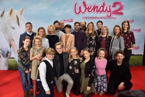 Crew and cast 2 l series r device Joachim Llambi Nadeshda Brennicke Maren Kroymann Benjamin Sadler Jan Kromschröder Jasmin Hanno Olderdissen Waldemar Kobus Eva Holtmann Martin Bachmann Carolin Hecht Christina Bentlage and Eva van Leeuwen and 1 row l r unknown Claire Wegener Lorenzo Germeno Noah Kraus Jule Hermann Henriette Morawe Lea E