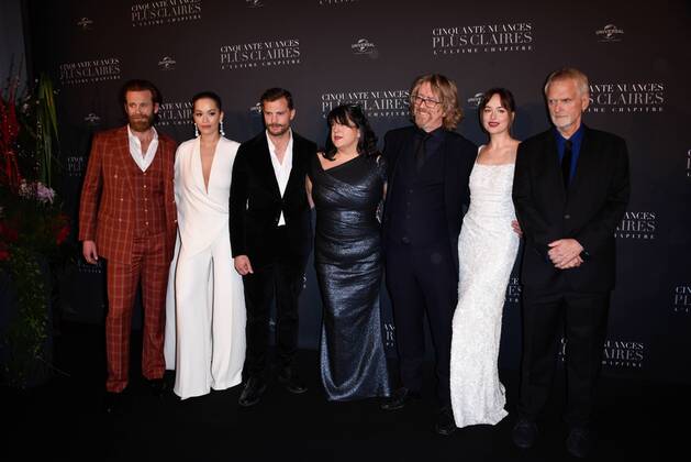 Fifty Shades of Grey 3 Premiere in Paris Jamie Dornan ( acteur ) - Dakota Johnson ( actrice ) - Erika Leonard James ( productrice ) - Rita Ora ( actrice ) - Eric Johnson ( acteur ) - James Foley ( realisateur ) - Liam Payne ( chanteur ) lors du photocall pour l avant premiere du film 50 NUANCES PLUS CLAIRES a Paris CELEBRITES : Avant premiere du film 50 NUANCES PLUS CLAIRES - Paris - 06 02 2018 FedericoPestellini Panoramic 