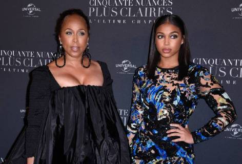 Fifty Shades of Grey 3 Premiere in Paris Marjorie Harvey et sa fille Lori lors du photocall pour l avant premiere du film 50 NUANCES PLUS CLAIRES a Paris CELEBRITES : Avant premiere du film 50 NUANCES PLUS CLAIRES - Paris - 06 02 2018 FedericoPestellini Panoramic