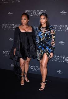 Fifty Shades of Grey 3 Premiere in Paris Marjorie Harvey et sa fille Lori lors du photocall pour l avant premiere du film 50 NUANCES PLUS CLAIRES a Paris CELEBRITES : Avant premiere du film 50 NUANCES PLUS CLAIRES - Paris - 06 02 2018 FedericoPestellini Panoramic