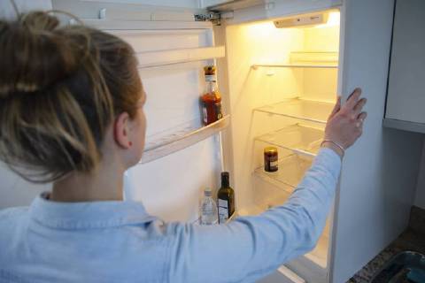 Set recording a woman looks in an empty refrigerator Berlin 13 02 2018 Berlin Germany Copyright: xThomasxTrutschel photothek.netx
