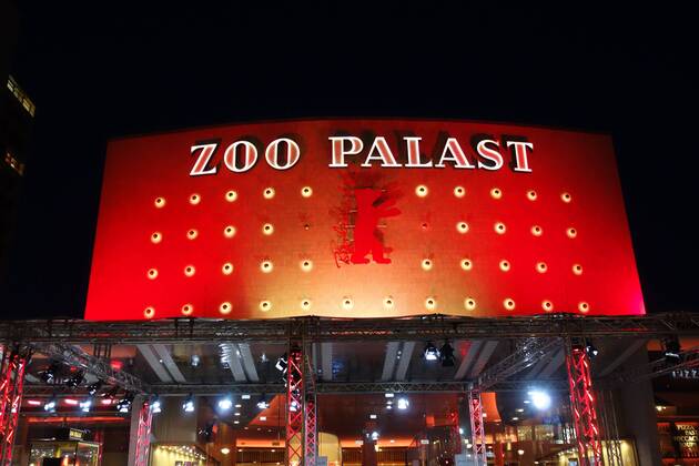 Illuminated cinema ZOO Palace during the Berlin 2018 68 international film festival BERLINALE on 14 02 2018 Berlin Charlottenburg Wilmersdorf cinema ZOO Palace Palace of today s ZOO was 1956 1957 after plans of the architect Paul Schwebes Hans Schoszberger and Gerhard Fritsche built 2018 BERLINALE cinema ZOO Palace