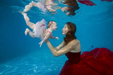 Beautiful young woman in a red dress with baby posing under water in the pool of Ukraine Europe Copyright: imageBROKER/AndreyxNekrasov ibxaaa04630635.jpg