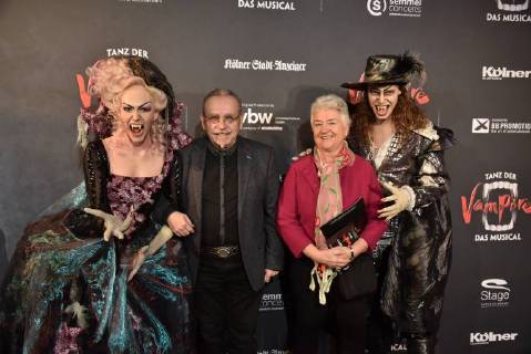 Musicians Janus Fröhlich and his wife and the Dareller Elise Doorn l and Albert Jan Kinemar r come on 17 02 2018 in Cologne for the premiere of the musical dance of the vampires in the musical dome