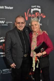 Musicians Janus Fröhlich and his wife come on 17 02 2018 in Cologne for the premiere of the musical dance of the vampires in the musical dome