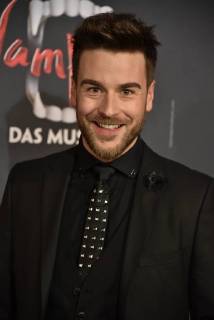 Moderator Eric Schroth comes on 17 02 2018 in Cologne for the premiere of the musical dance of the vampires in the musical dome