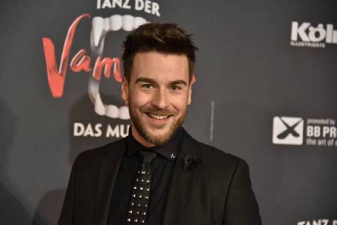 Moderator Eric Schroth comes on 17 02 2018 in Cologne for the premiere of the musical dance of the vampires in the musical dome