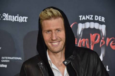 The moderator and singer Maximilian Maxi Arland bourgeois Maximilian Mühlbauer comes on 17 02 2018 in Cologne for the premiere of the musical dance of the vampires in the musical dome